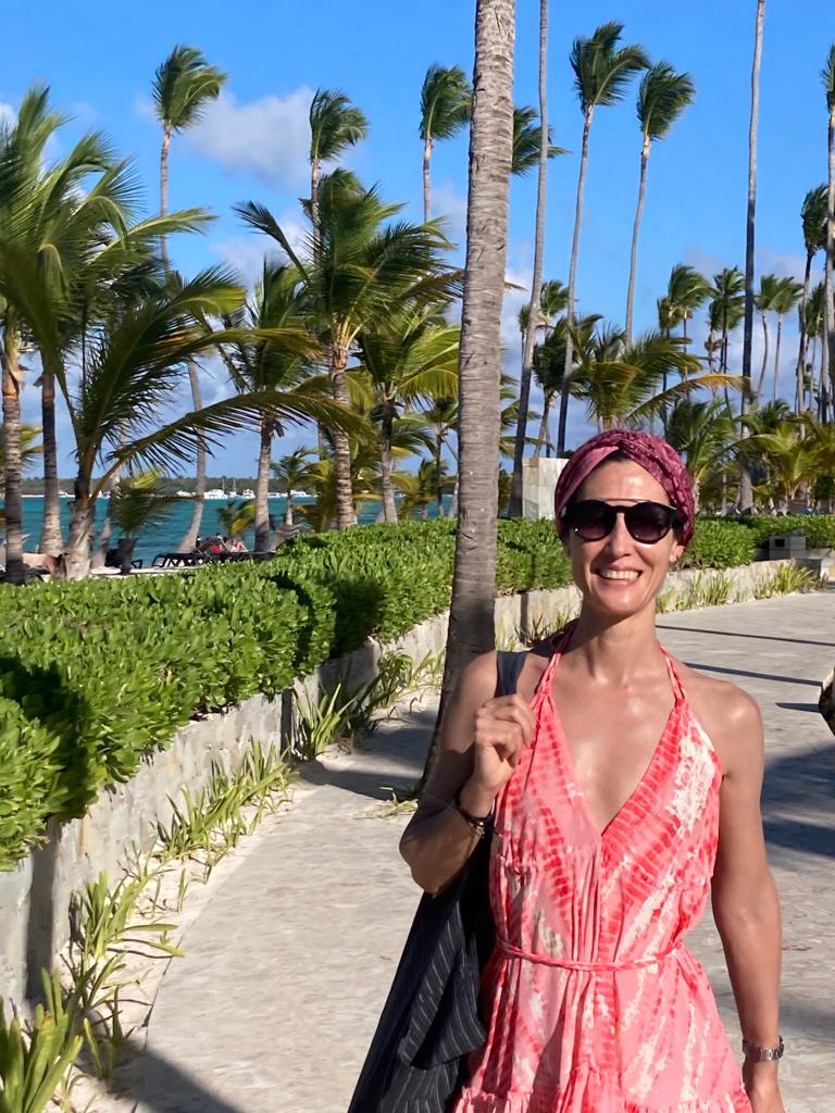 Yvonne paseando junto a una playa con palmeras