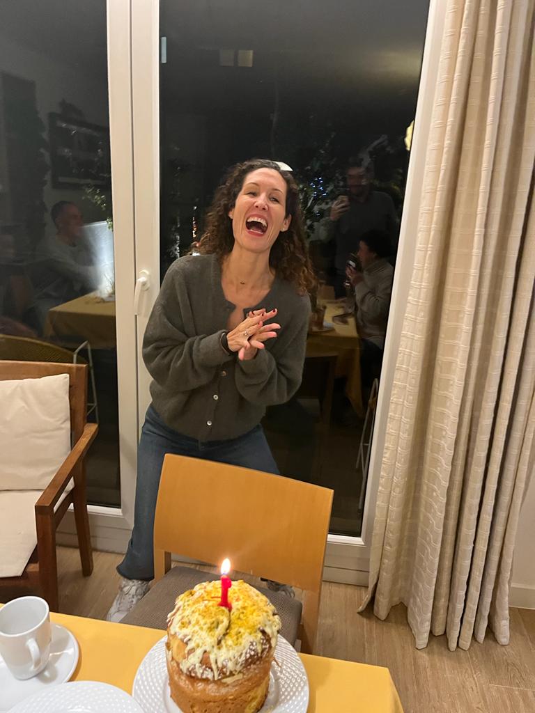 Yvonne riendo frente a su tarta de cumpleaños
